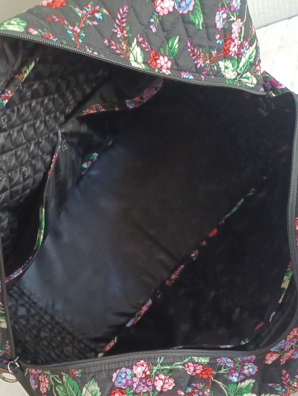 EUC Large Vera Bradley Travel Bag In Winter Berry Pattern - Picture 13 of 16